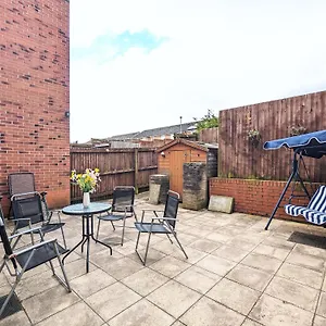 Large 4-bedrooms & 3 Bath Townhouse, Free Parking Holiday home Liverpool